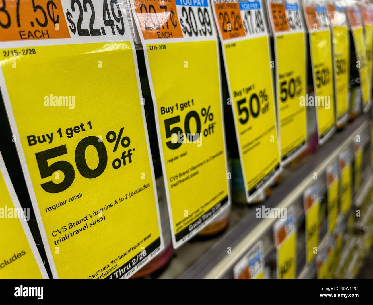 Cartelli di vendita in CVS Pharmacy Drugstore, NYC, USA, 2026 - Immagine stock catturata con smartphone
