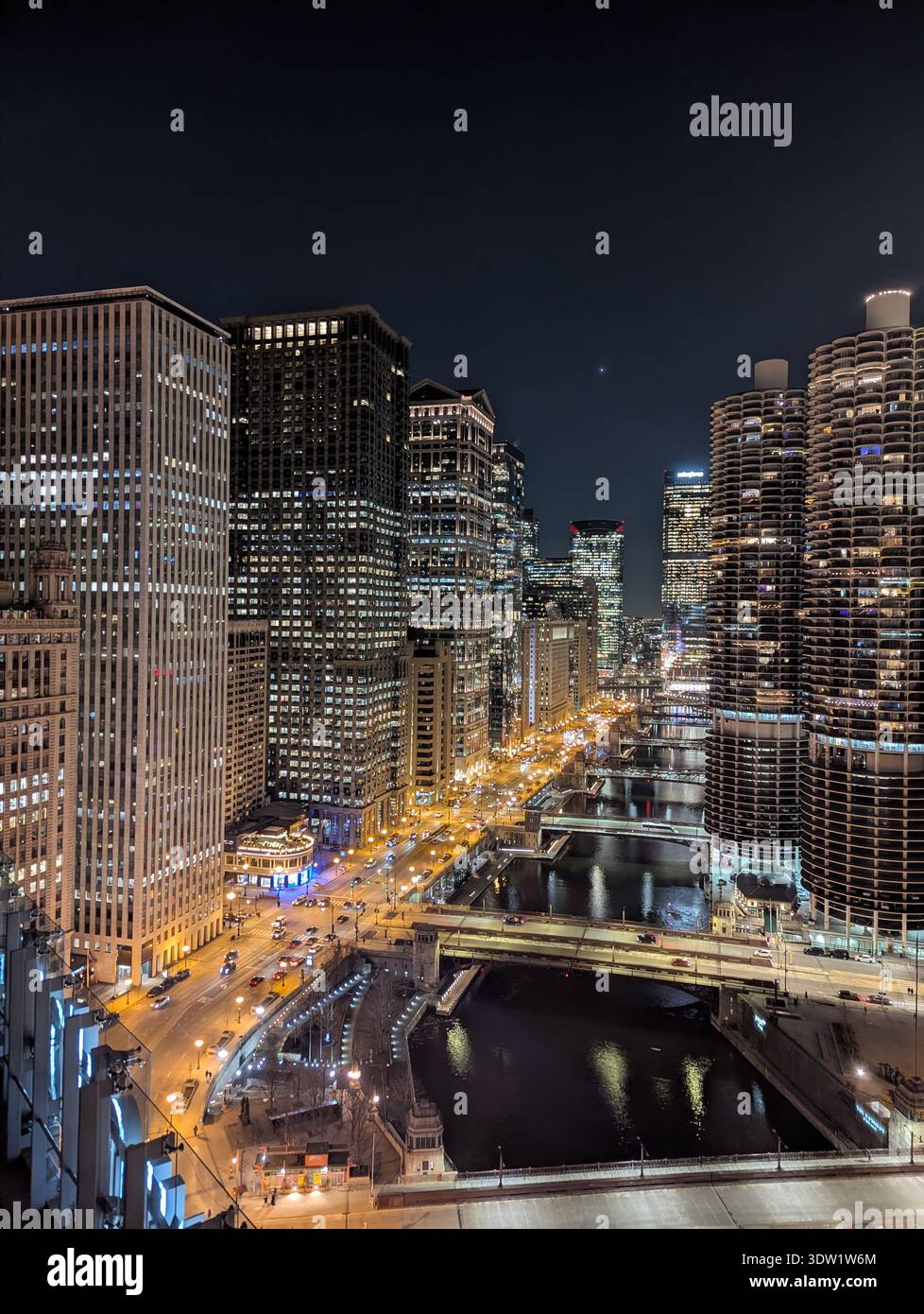 Luci notturne sul fiume Chicago - Immagine stock catturata con smartphone
