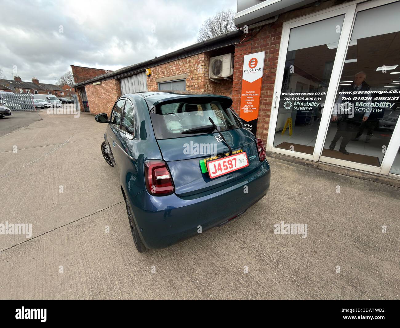 Targa commerciale montata su un'auto elettrica Fiat 500e su un piazzale di una concessionaria, pronta per un test drive del cliente nel Regno Unito. Foto Stock