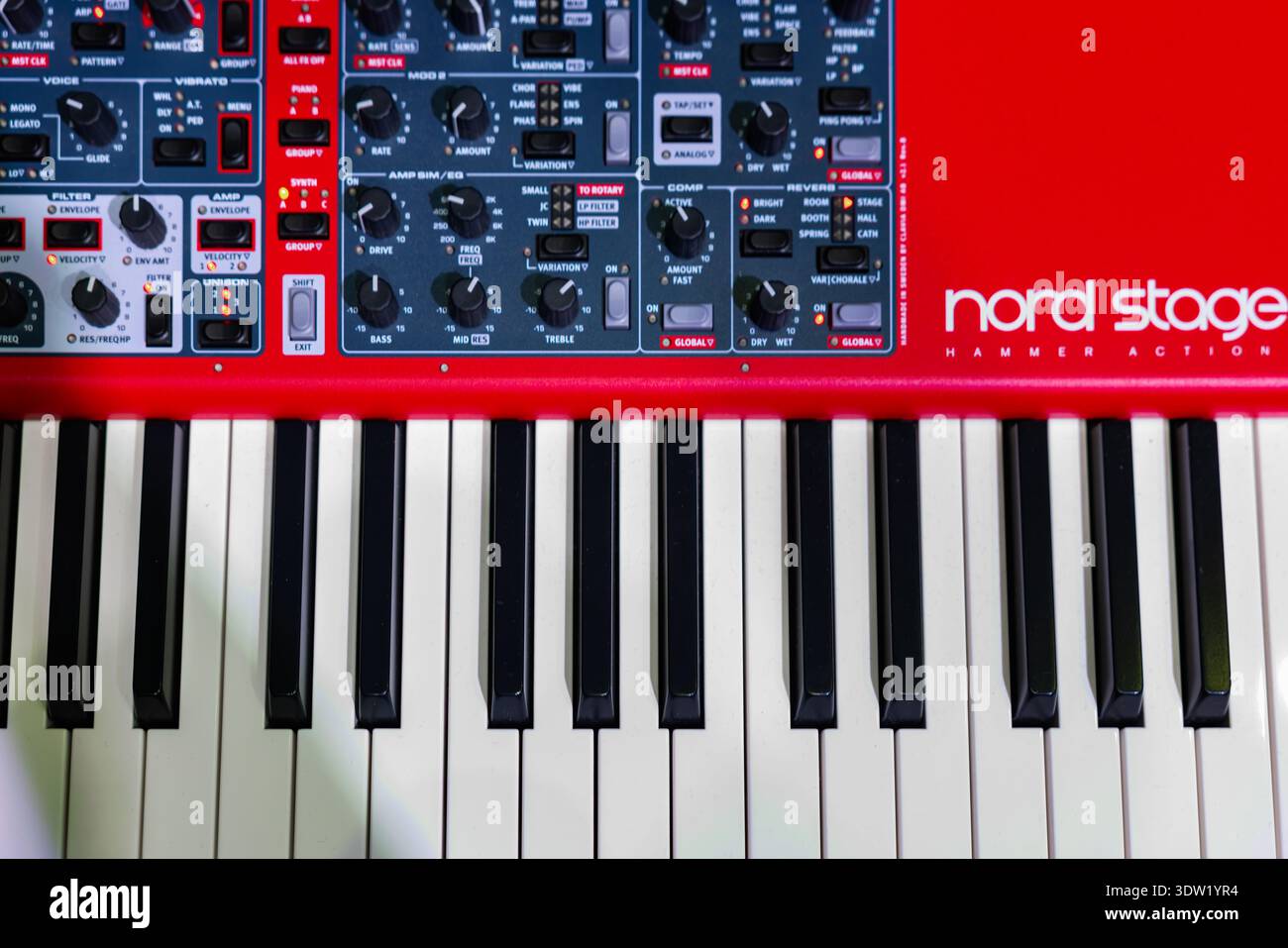 Leopoli, Ucraina - 23 febbraio 2026: Piano digitale e sintetizzatore Nord Stage 4 Professional in Studio Foto Stock