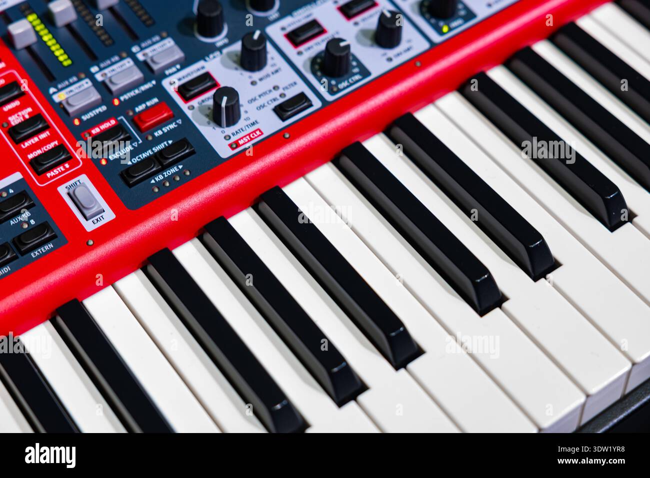 Leopoli, Ucraina - 23 febbraio 2026: Piano digitale e sintetizzatore Nord Stage 4 Professional in Studio Foto Stock