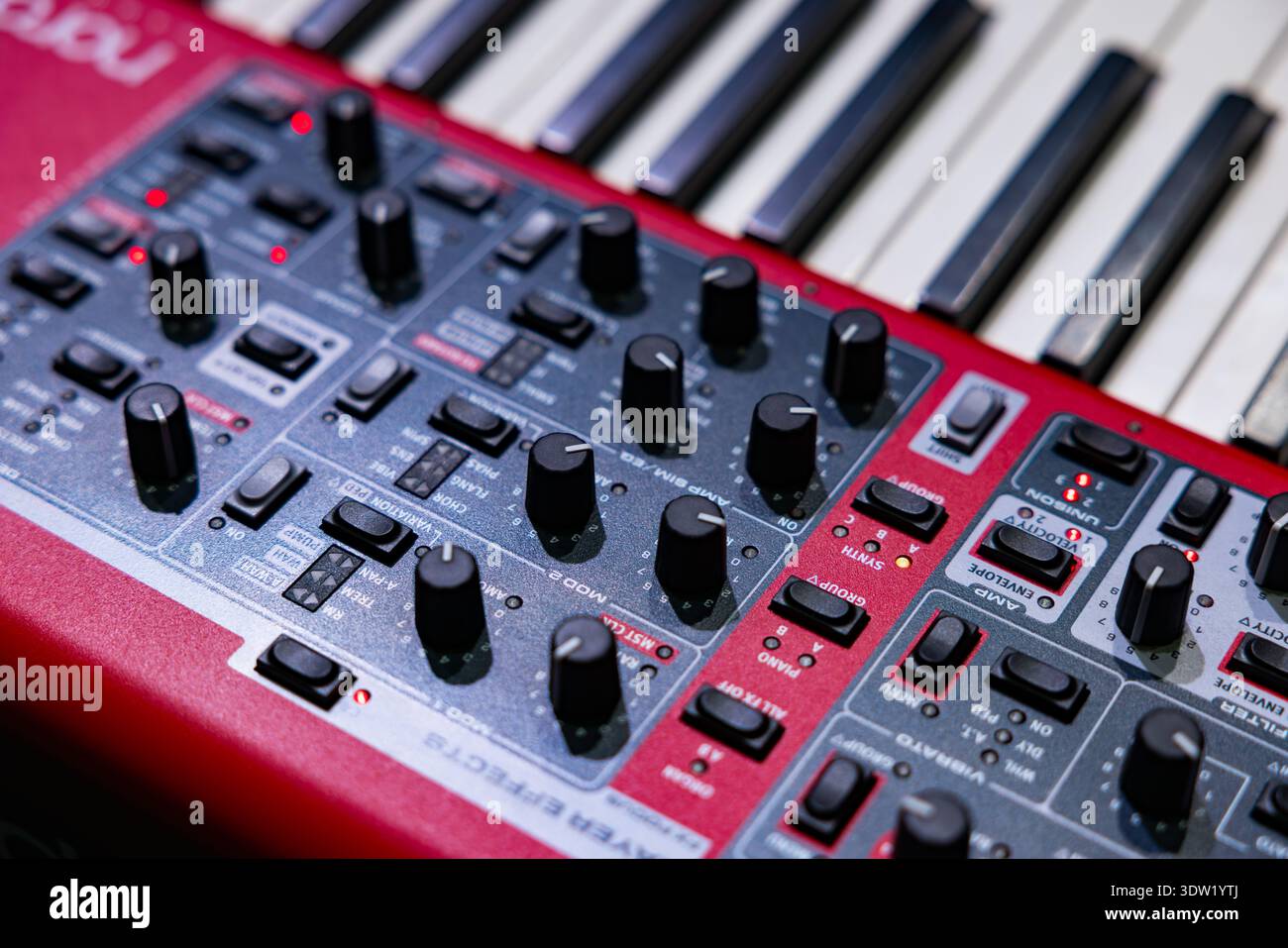 Leopoli, Ucraina - 23 febbraio 2026: Piano digitale e sintetizzatore Nord Stage 4 Professional in Studio Foto Stock