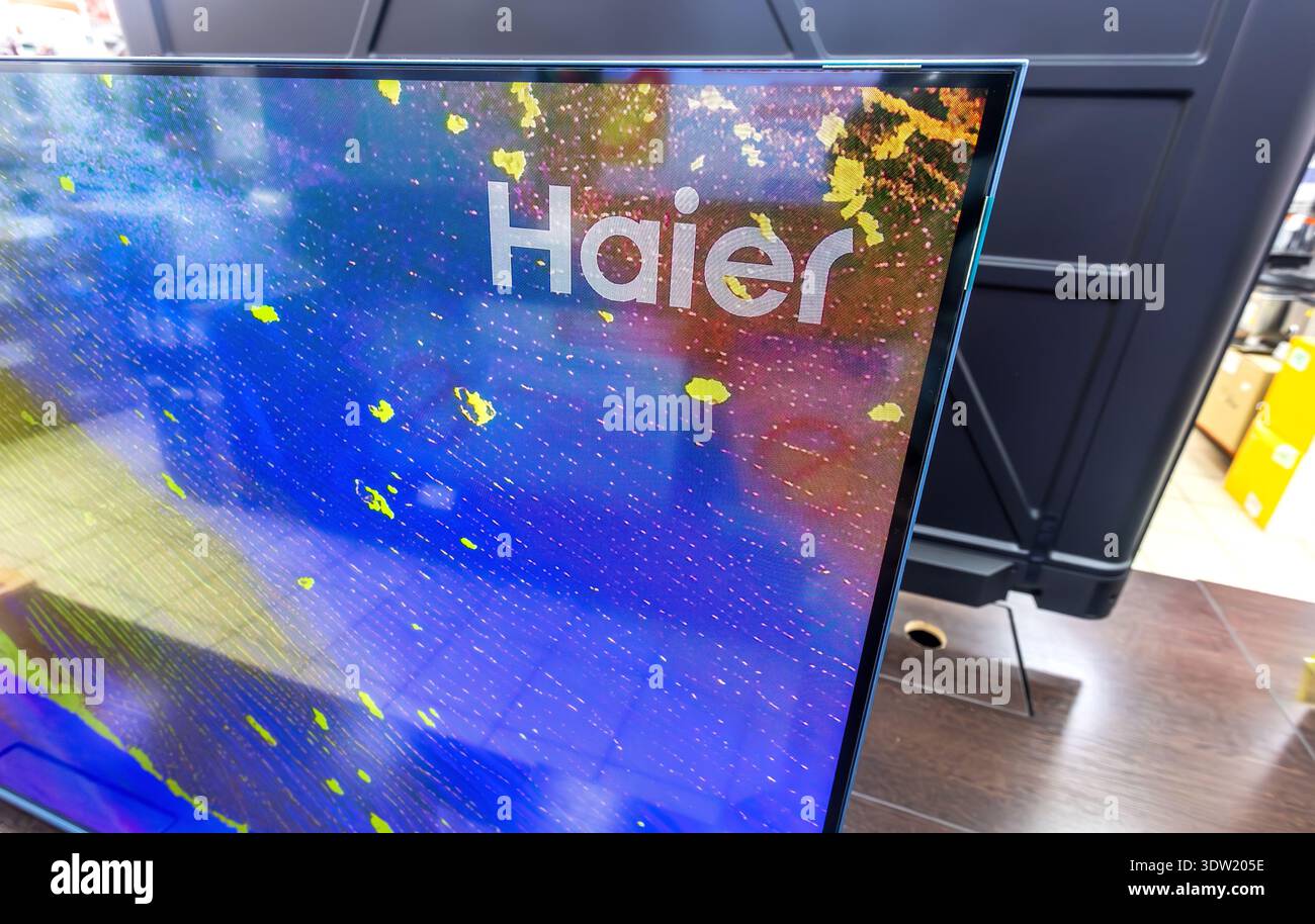 Samara, Russia - 5 agosto 2025: Moderno tv Haier a schermo piatto in vendita in un negozio di elettronica Foto Stock