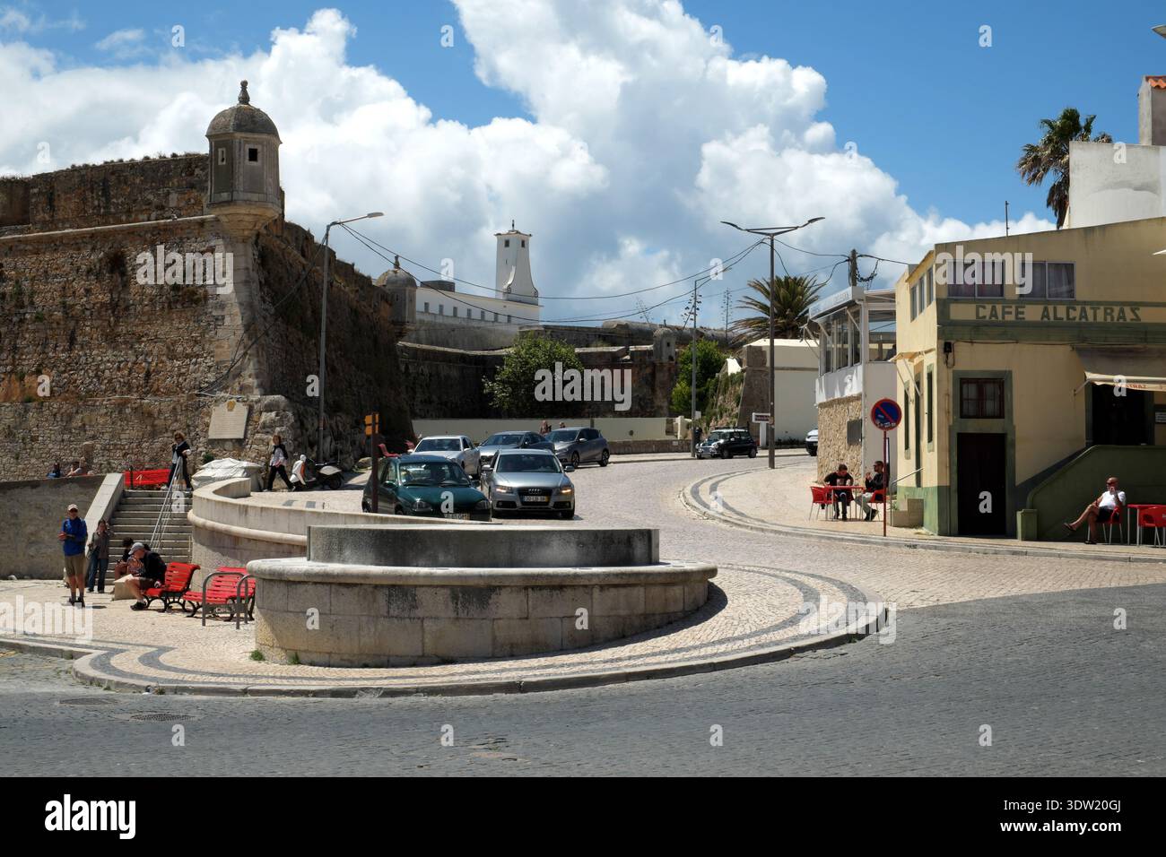 Parte della vecchia fortezza e della scena di strada, Peniche, Portogallo. Foto Stock