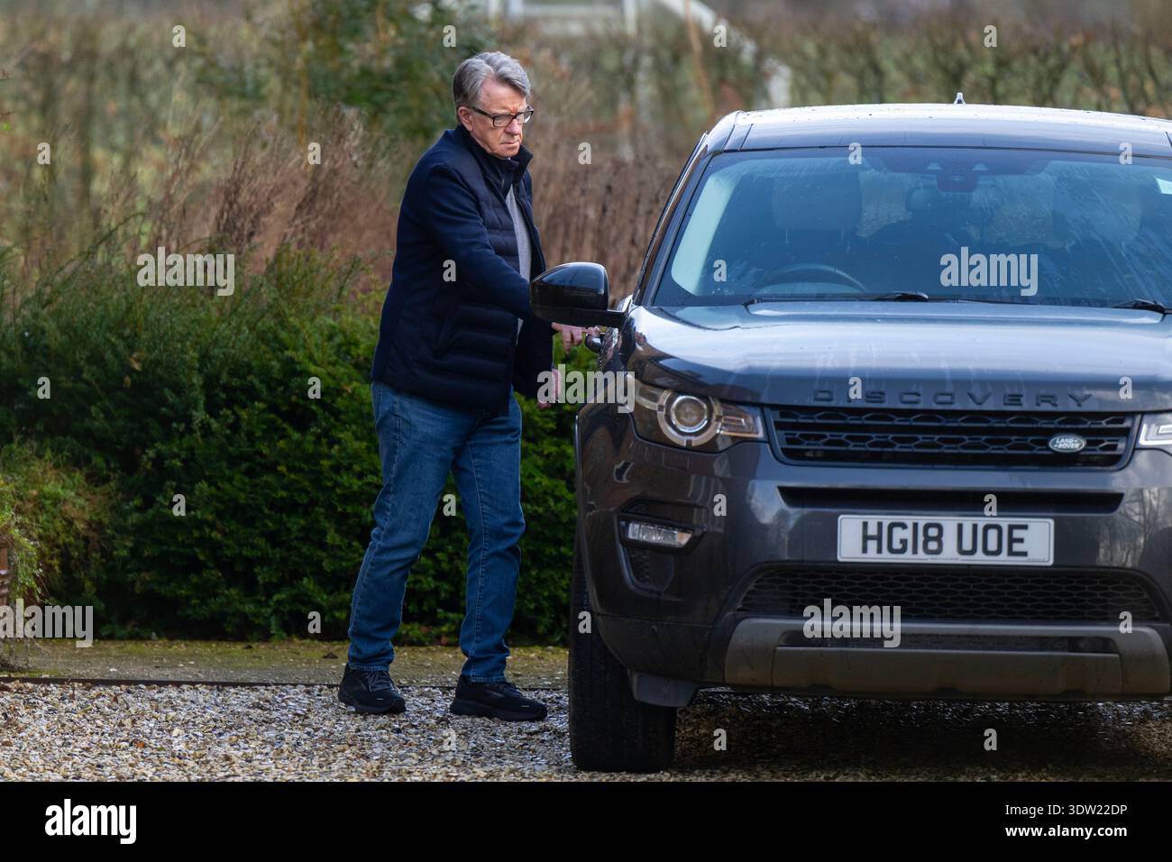 Lord Peter Mandelson lascia la sua casa nel Wiltshire mentre la controversia che circonda i suoi legami con Jeffrey Epstein continua. Foto Stock