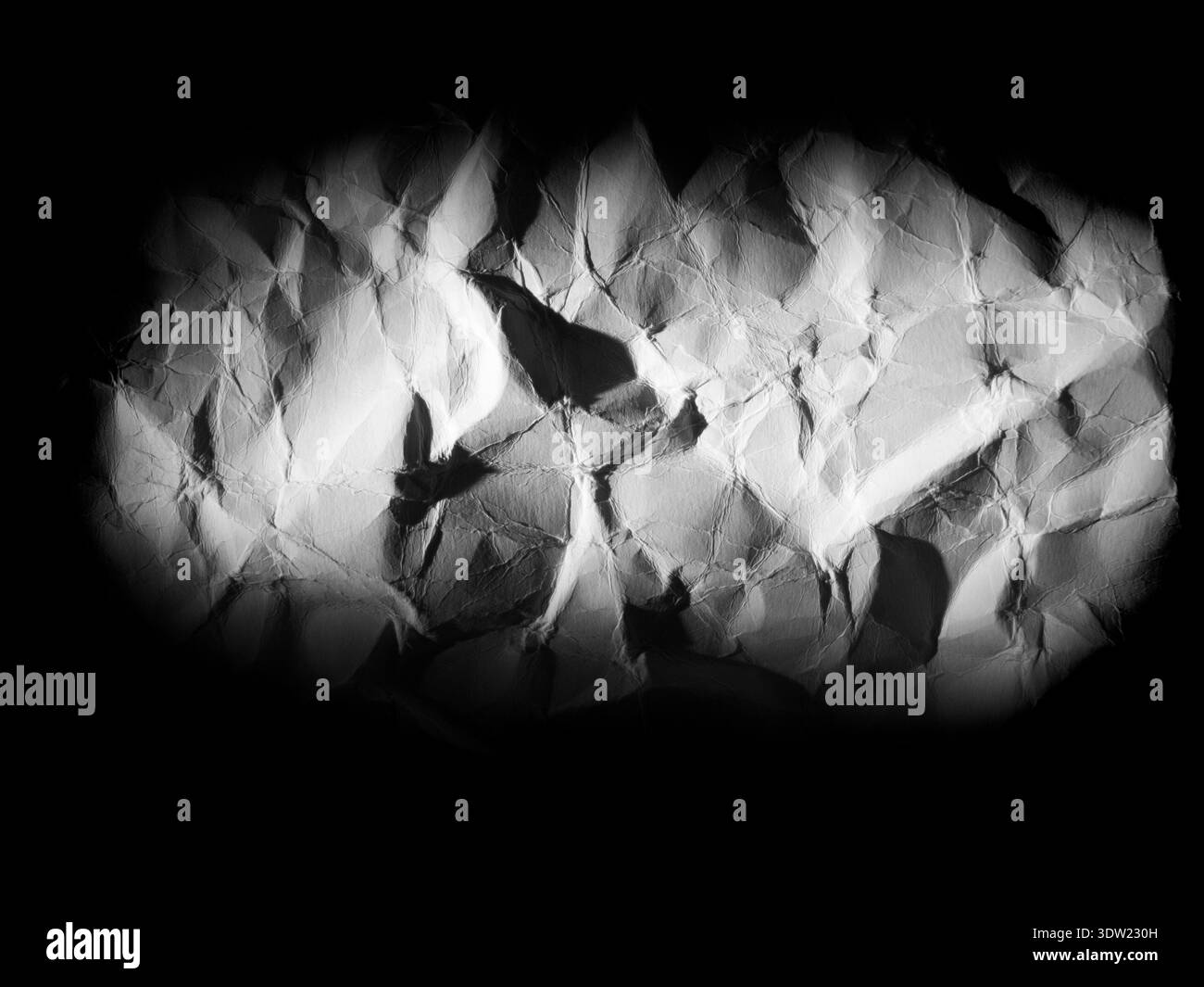 Visualizzazione a schermo intero della carta arricciata con vignetta nera. Foto Stock