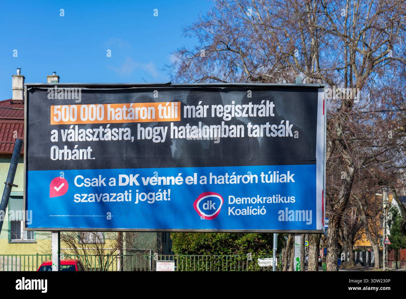 Lettura del cartellone pubblicitario della campagna di Budapest 2026: “Solo la Coalizione Democratica avrebbe ottenuto i diritti di voto dagli ungheresi all’estero. Foto Stock