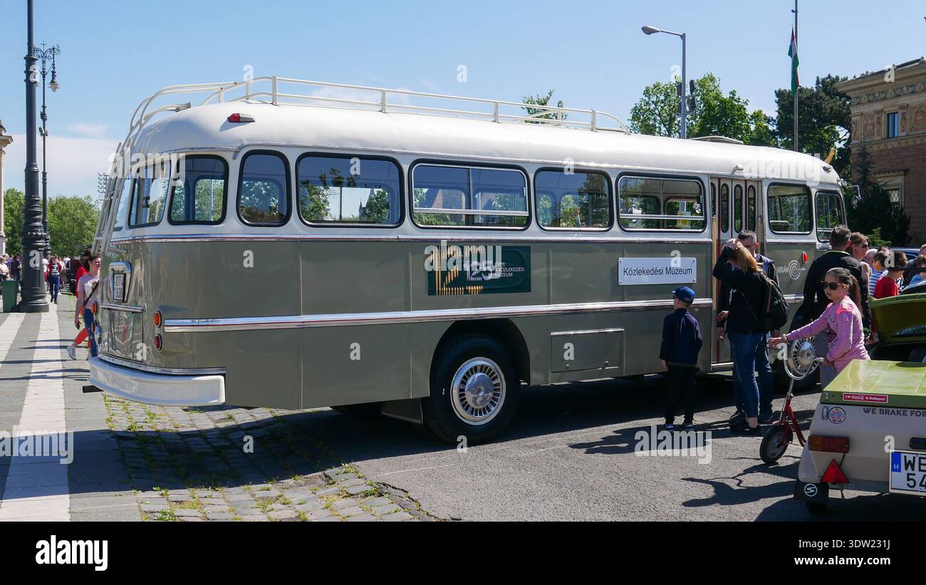 Ikarus 31 alla Piazza degli Eroi di Budapest durante la mostra del Museo dei trasporti il 1° maggio 2025 Foto Stock
