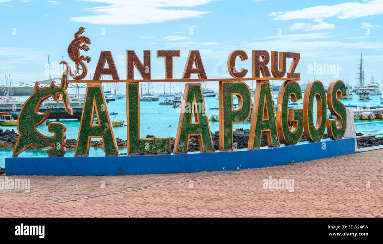 Santa Cruz, Galapagos, Ecuador - 1 marzo 2025: Cartello di testo turistico Santa Cruz Galapagos presso il porto di Puerto Ayora Foto Stock