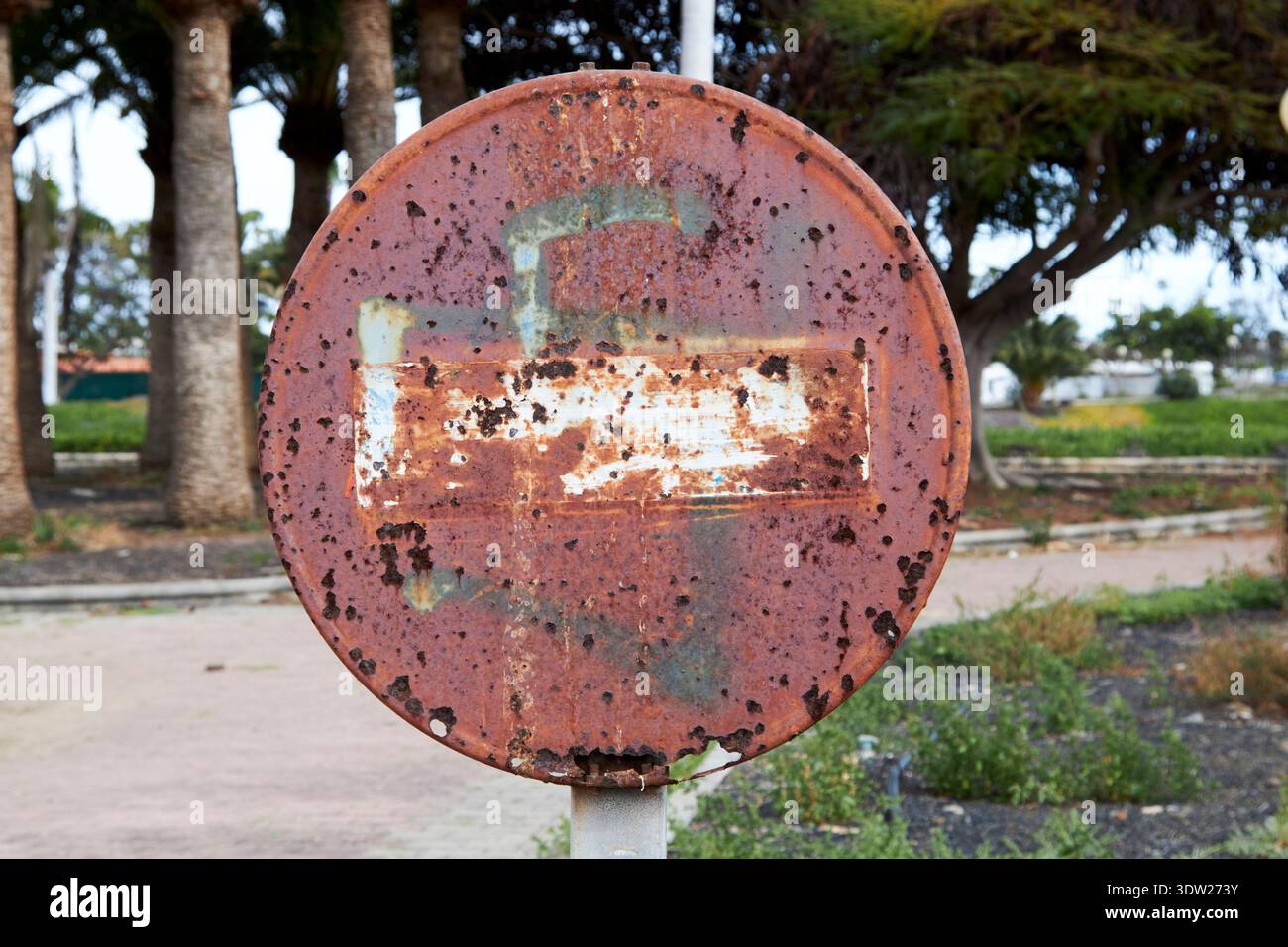 vecchio arrugginito decadente senza cartello d'ingresso nella zona abbandonata di maspalomas gran canaria, isole canarie, spagna Foto Stock