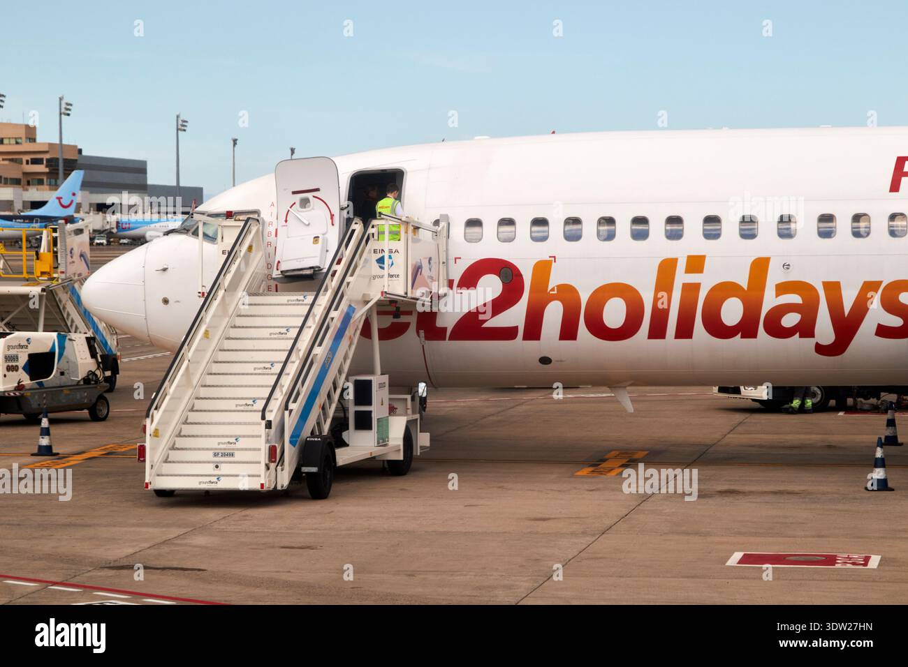 gli aerei jet2 per le vacanze sono serviti sul piazzale di gran canaria, isole canarie, spagna Foto Stock
