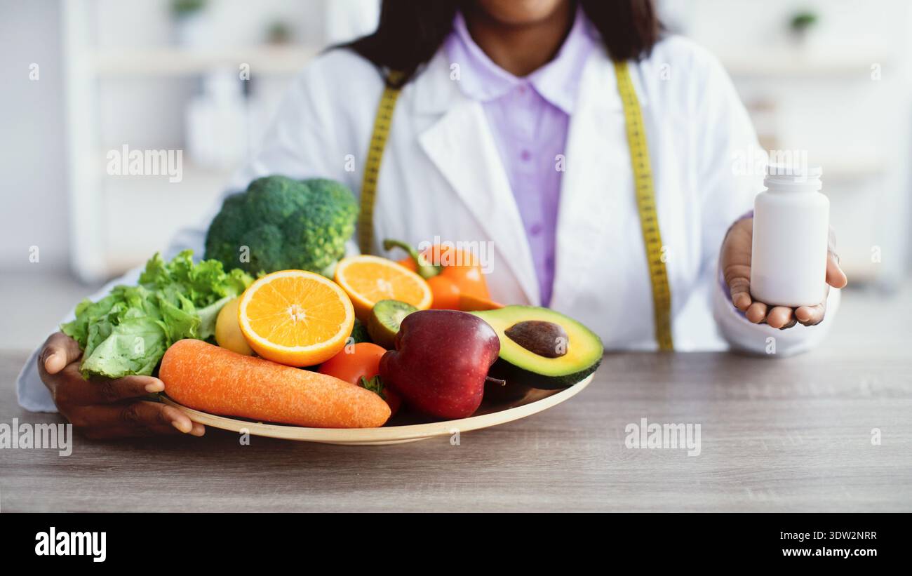 Nutrizione esperto mette in mostra frutta, verdure e integratori per una vita sana Foto Stock