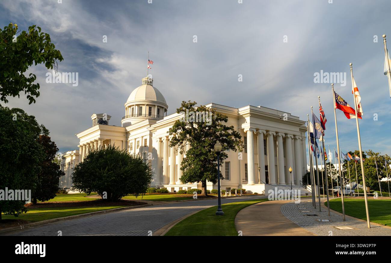 Vista panoramica esterna della storica cupola bianca e dell'architettura classica dell'edificio del Campidoglio dell'Alabama a Montgomery, Alabama, Stati Uniti. Foto Stock