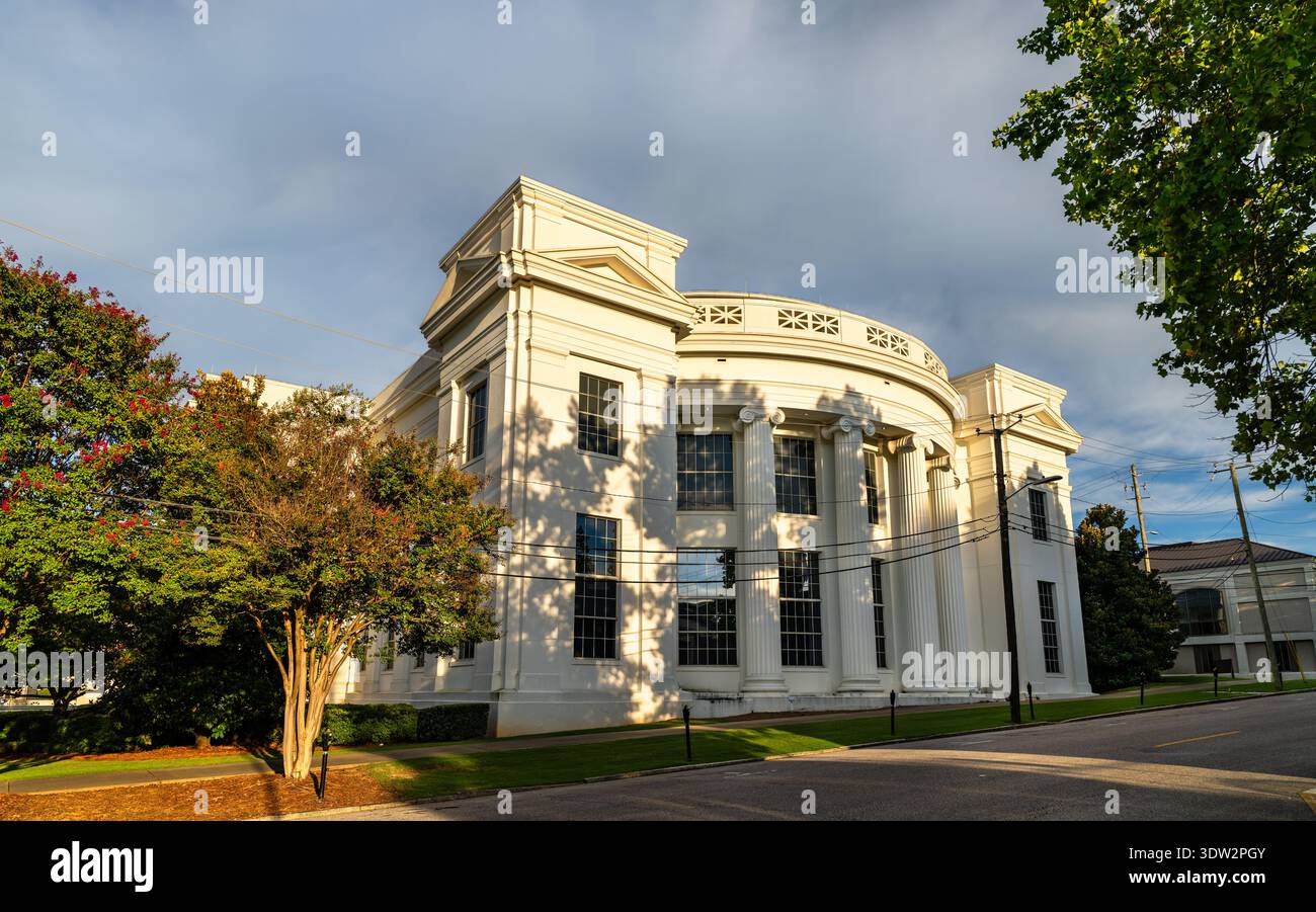 Vista panoramica esterna della storica architettura bianca e delle colonne sul retro dell'edificio del Campidoglio dell'Alabama a Montgomery, Alabama, Stati Uniti. Foto Stock