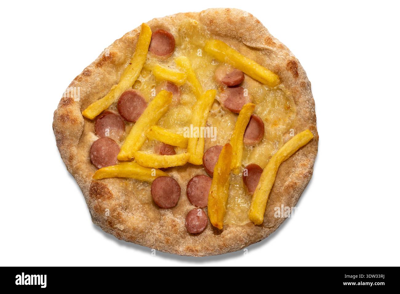 Pizza con mozzarella e patatine, formaggio e salsiccia frankfurter. Pizza Würstel fette isolate su bianco con percorso di ritaglio. Foto Stock
