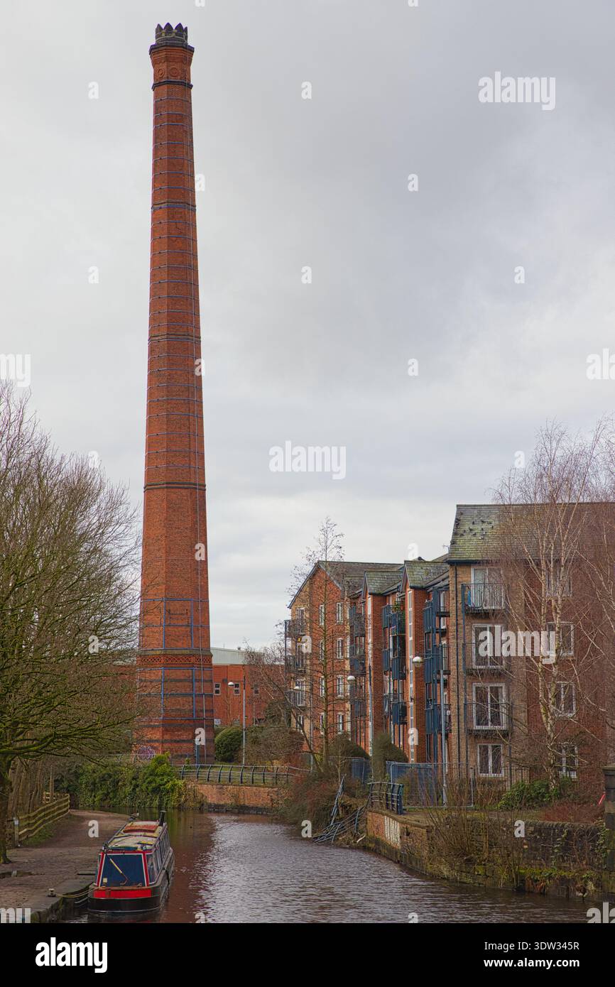 Vista dal bacino di Portland verso Factory Chimney e moderni edifici di appartamenti. Foto Stock