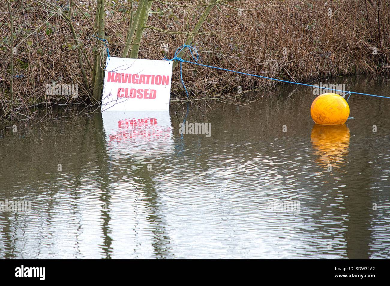 Segnale di avvertenza navigazione chiusa durante i lavori di manutenzione del canale, Tameside, Regno Unito. Foto Stock