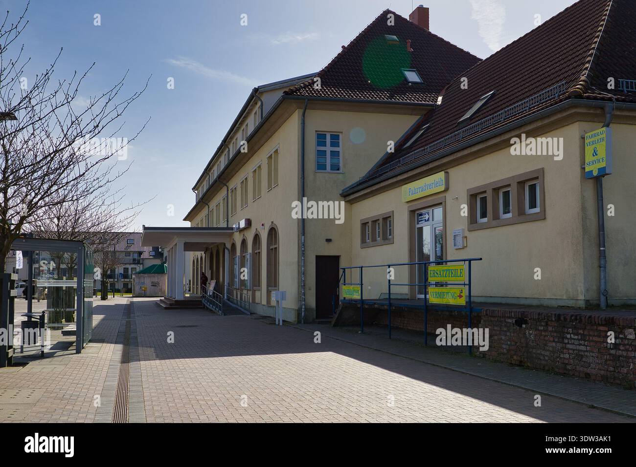 Edificio della stazione a Ostseebad Binz su Ruegen: Facciata gialla dell'edificio della reception con centro viaggi al sole Foto Stock