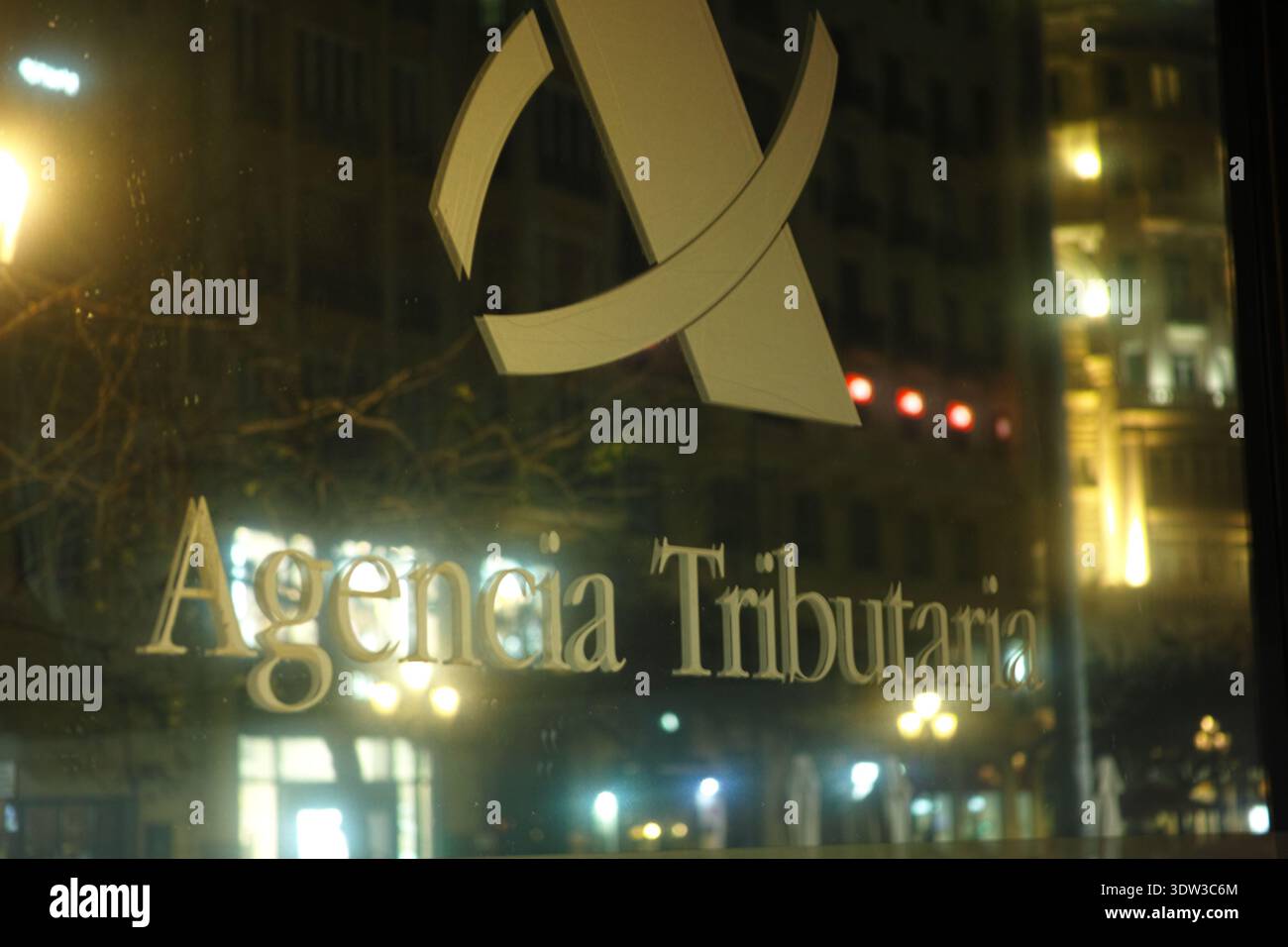 Logo dell'agenzia fiscale Agencia Tributaria riportato sulla finestra di Valencia Foto Stock