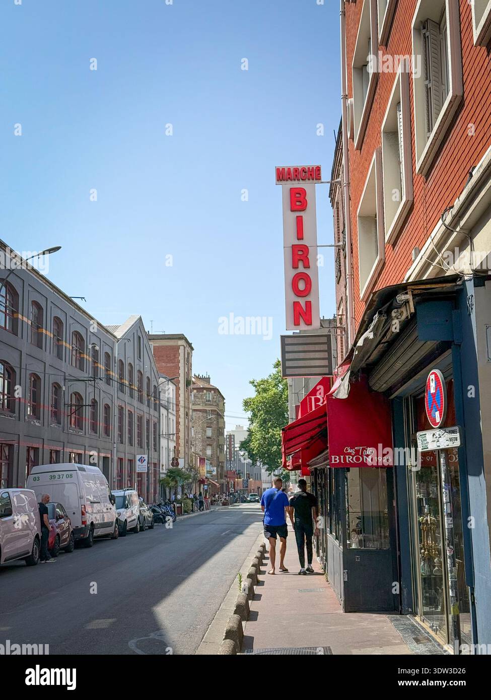 PARIGI, FRANCIA - 22 GIUGNO 2025: Ingresso alle Marche Biron al mercato delle pulci Puces de Saint Ouen nel nord di Parigi, Francia. E' una delle maggiori marche francesi a Foto Stock