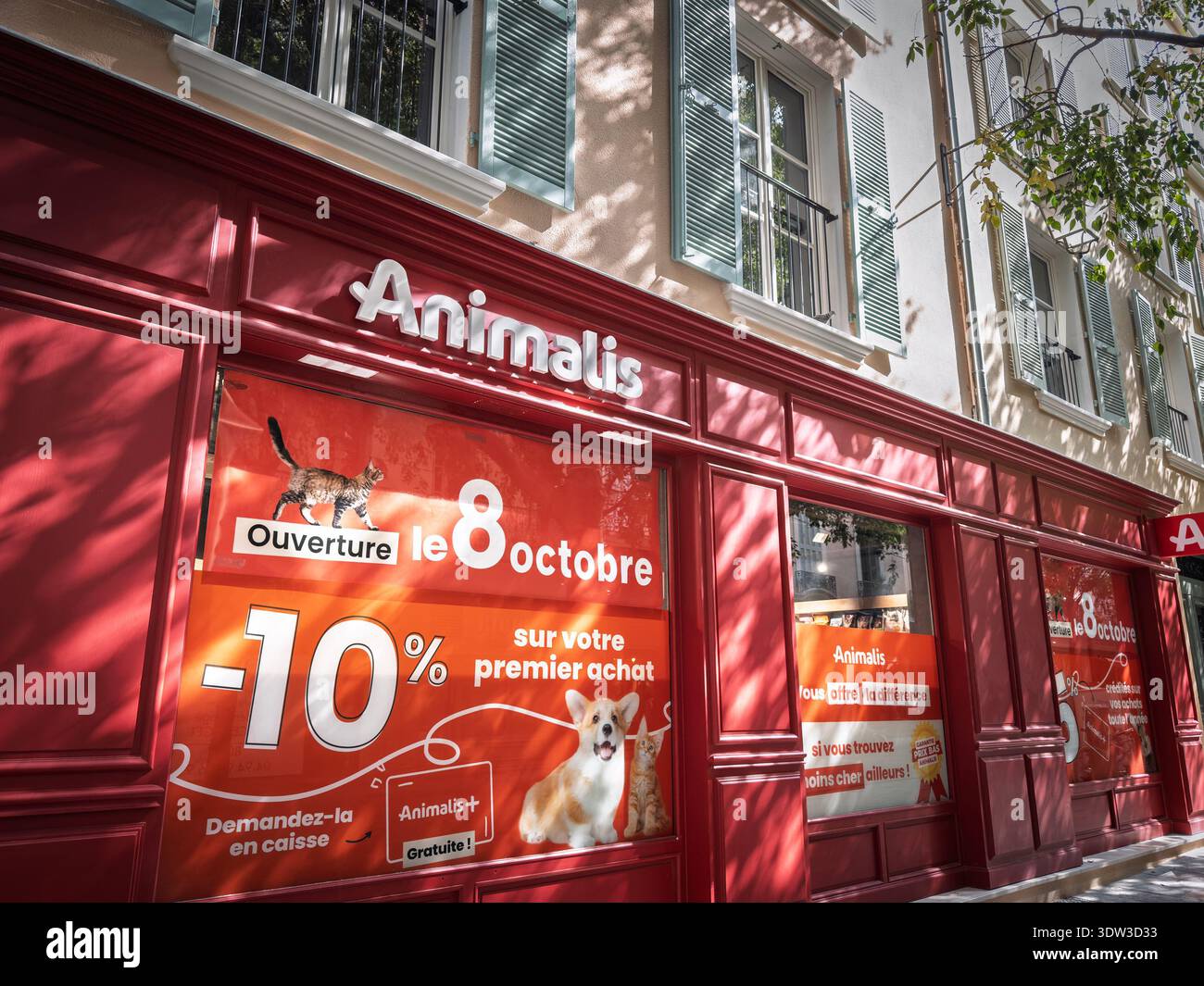 TOLONE, FRANCIA - 1 OTTOBRE 2025: Negozio animalis di animali a Tolone, Francia, con facciata rossa, logo del marchio. Animalis, parte di Delhaize, è un francese Foto Stock
