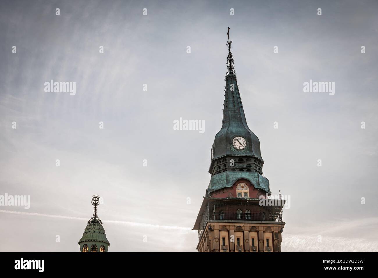 Torre dell'orologio e guglia del Municipio di Subotica in Serbia, tetto in rame, patina verde, quadrante dell'orologio e dettagli architettonici. Si chiama Gradska Kuca, non è Foto Stock