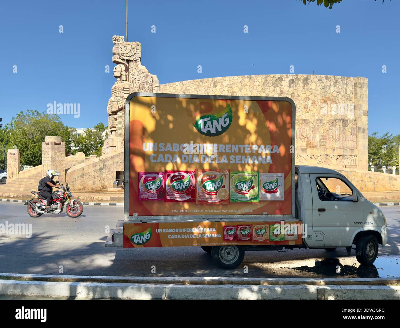 Veicolo con cartellone pubblicitario, Paseo Montejo, Merida Mexico Foto Stock