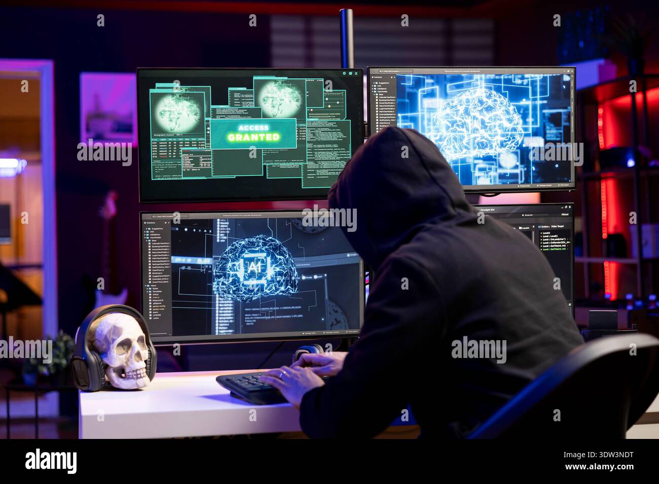 Hacker incappucciato che digita sulla tastiera del PC, usando l'intelligenza artificiale per penetrare in sistemi informatici sicuri e aggirare la sicurezza. Gli ingegneri non autorizzati utilizzano reti neurali per attaccare i punti deboli delle reti aziendali Foto Stock