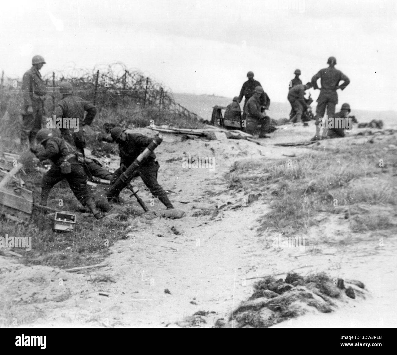 Le truppe STATUNITENSI spararono un mortaio da 4,2 pollici su Utah Beach il 10 giugno 1944. Il 6 giugno 1944 un'enorme forza d'invasione Alllied che coinvolgeva 7000 navi e 140.000 uomini sbarcò con successo sulla costa francese e stabilì cinque teste di spiaggia. Una campagna di inganno di successo significò che gran parte della resistenza tedesca si trovava a Calais e le perdite furono relativamente poche per le dimensioni e i rischi dell'operazione. Foto Stock