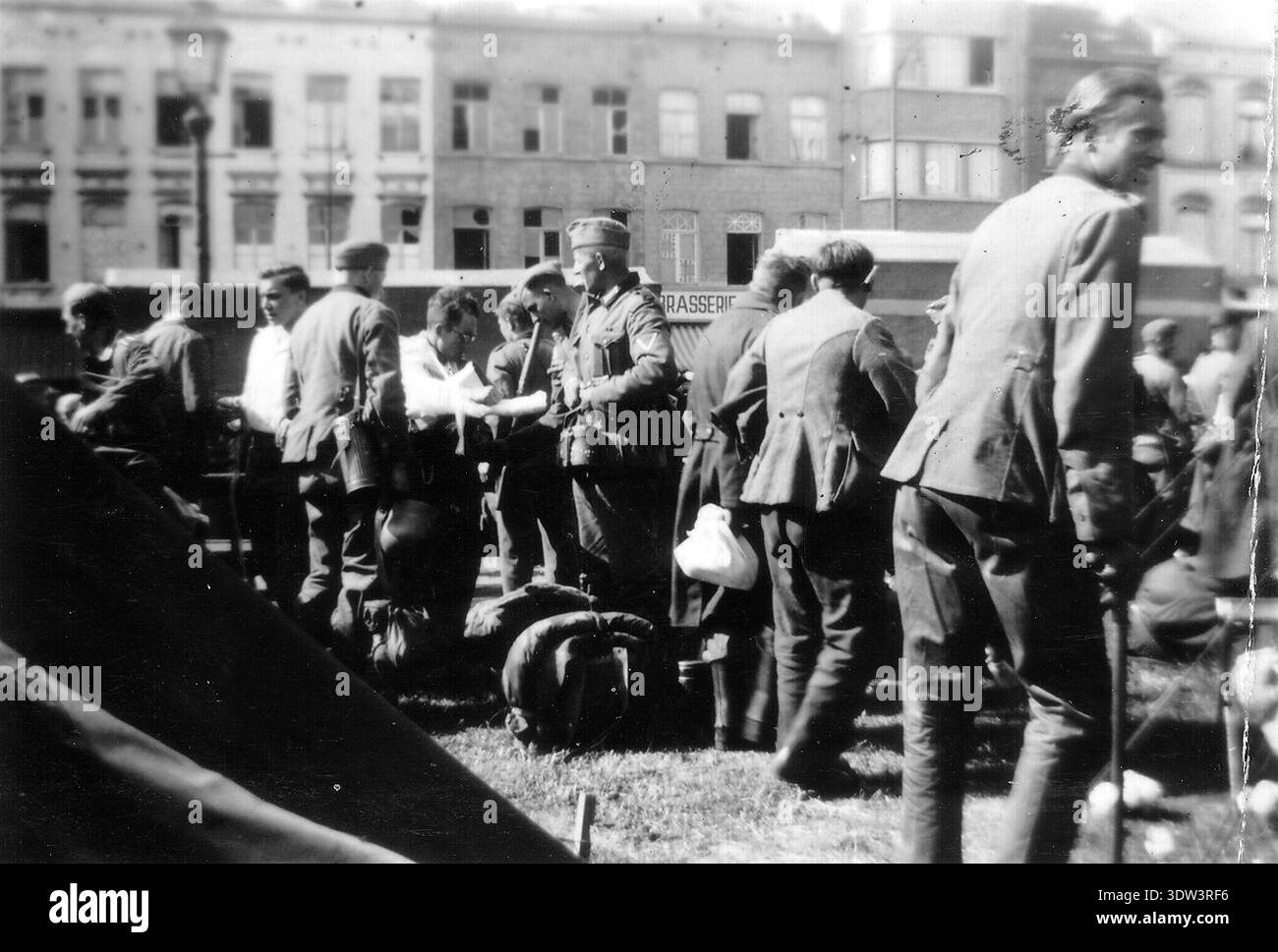 Un gruppo di soldati tedeschi feriti si riuniscono in una città francese in attesa di rimpatrio. Il 6 giugno 1944 un'enorme forza d'invasione Alllied che coinvolgeva 7000 navi e 140.000 uomini sbarcò con successo sulla costa francese e stabilì cinque teste di spiaggia. Una campagna di inganno di successo significò che gran parte della resistenza tedesca si trovava a Calais e le perdite furono relativamente poche per le dimensioni e i rischi dell'operazione. Foto Stock