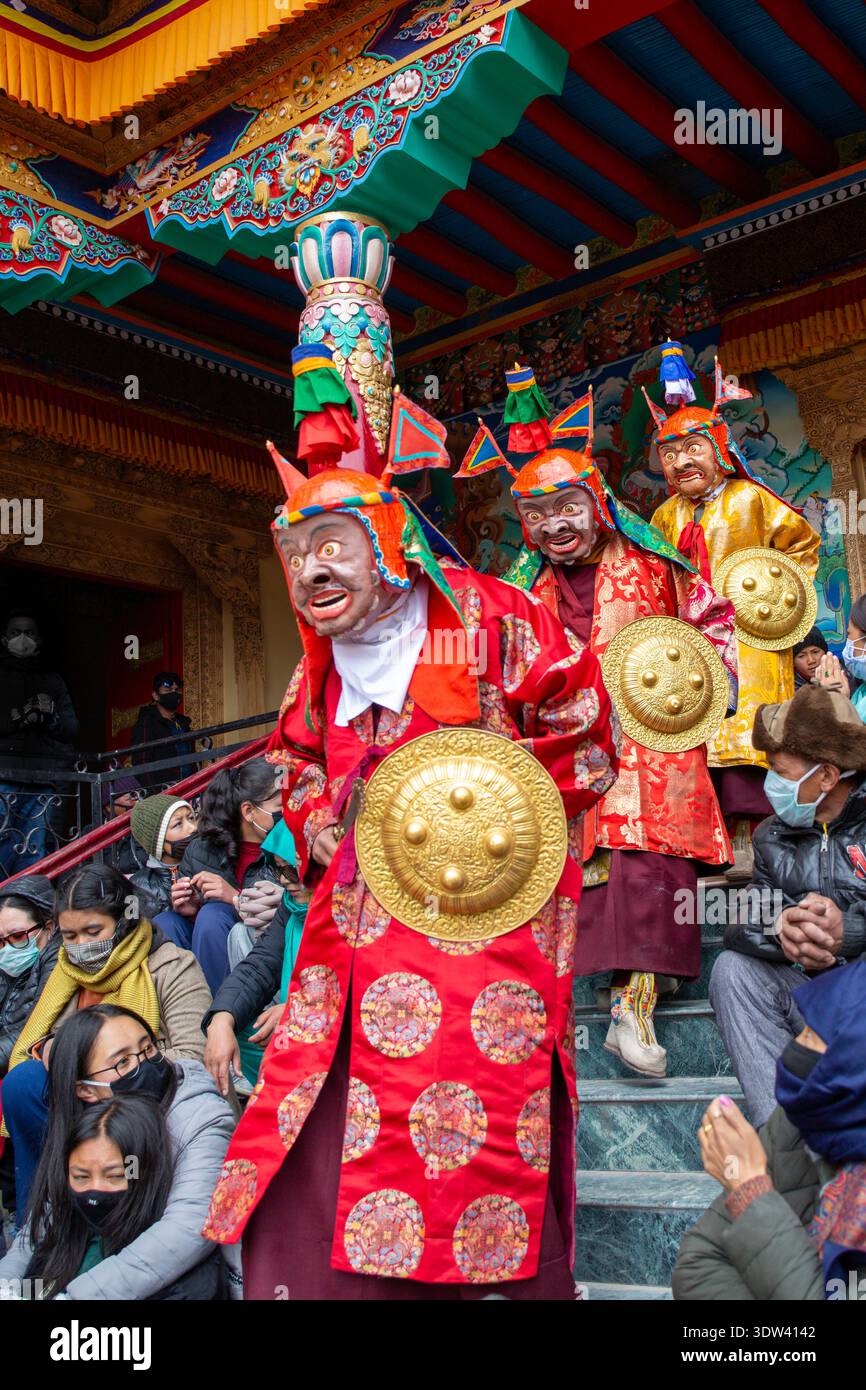 Artisti mascherati catturano il pubblico durante un vivace festival culturale a Ladakh, India. Foto Stock