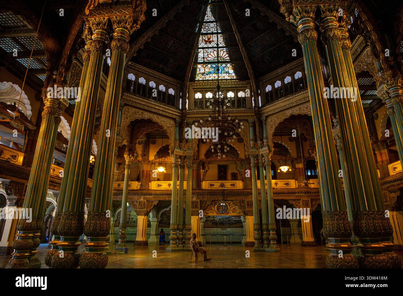 Intricata architettura all'interno di uno storico palazzo indiano, con colonne ornate e dettagli artigianali. Foto Stock