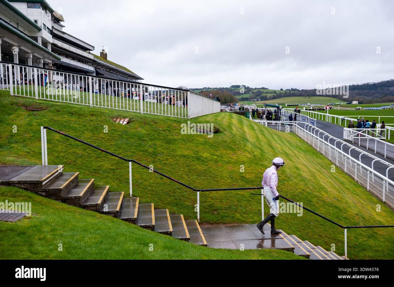 Kielan Woods si dirige verso il Parade Ring prima di salire su Harper's Brook in Pertemps Network handicap Chase a Chepstow. Foto Stock