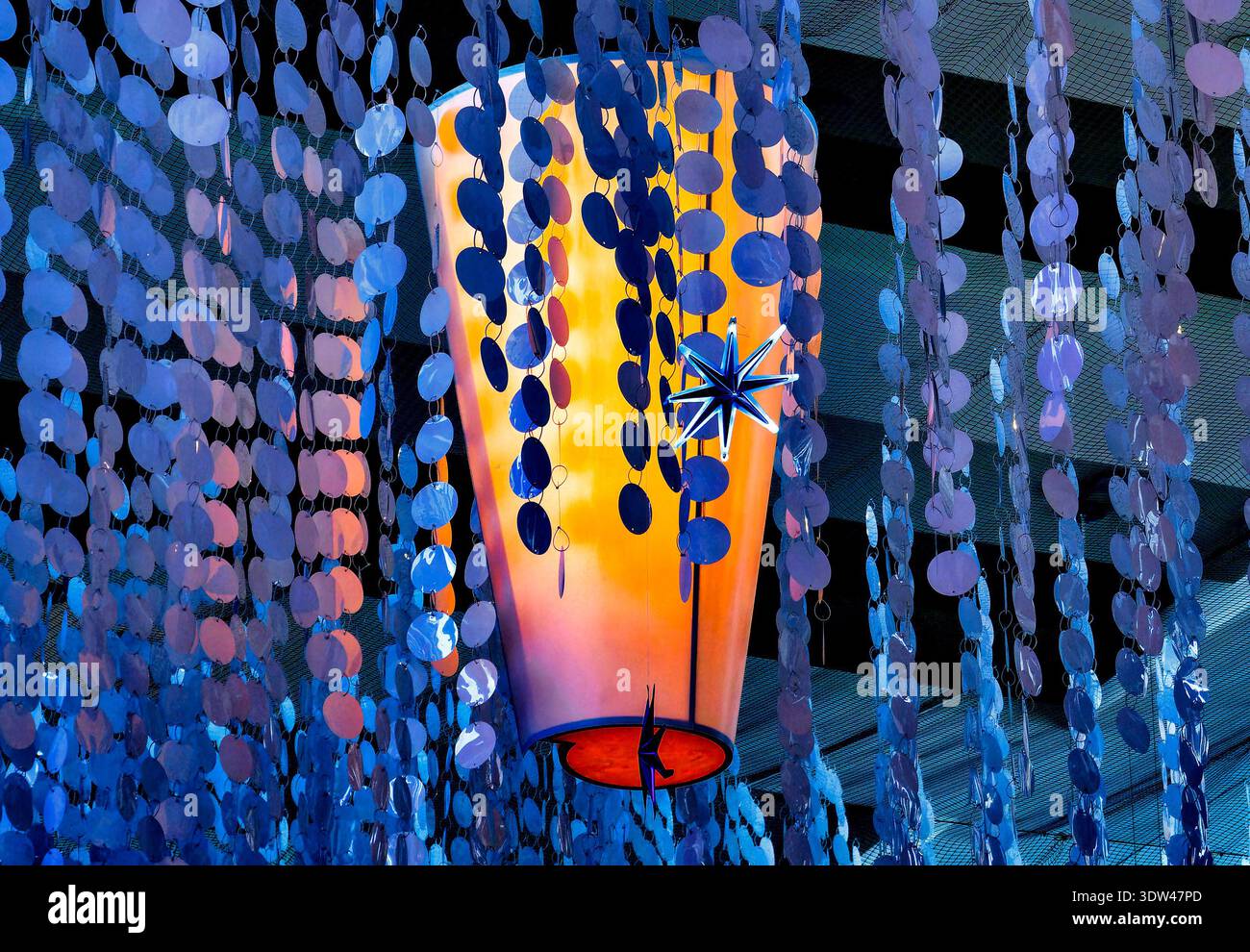 Una grande luce luminosa in un centro commerciale Foto Stock