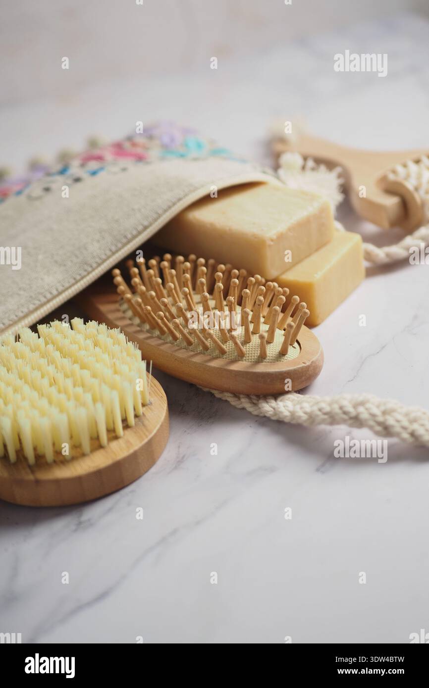 Prodotti da bagno e spazzole su una superficie in marmo Foto Stock
