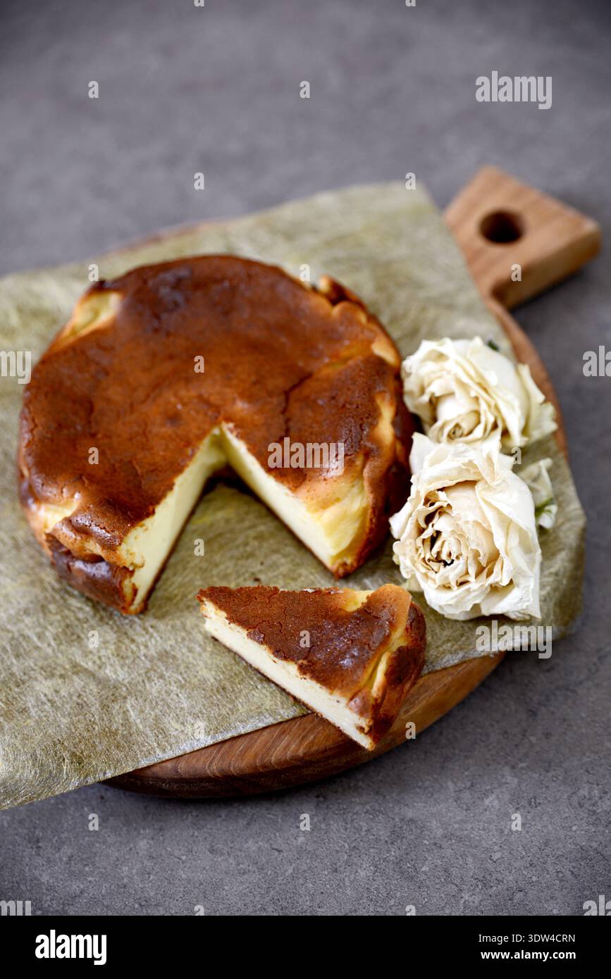Deliziosa cheesecake basca bruciata su un tavolo di legno. Foto Stock