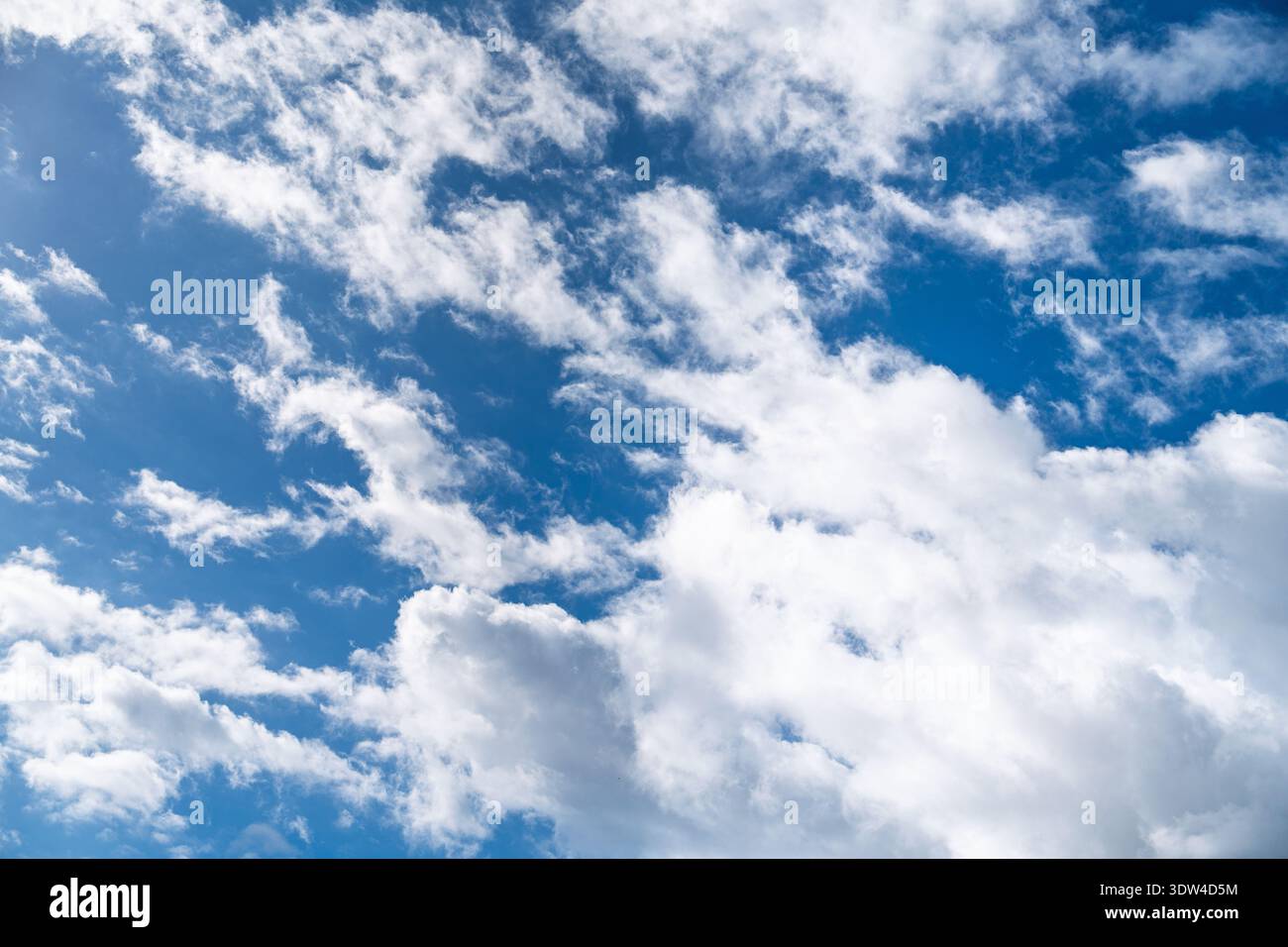 Cielo blu con soffici nuvole bianche in un giorno di sole, perfetto per sfondi e sovrapposizioni Foto Stock