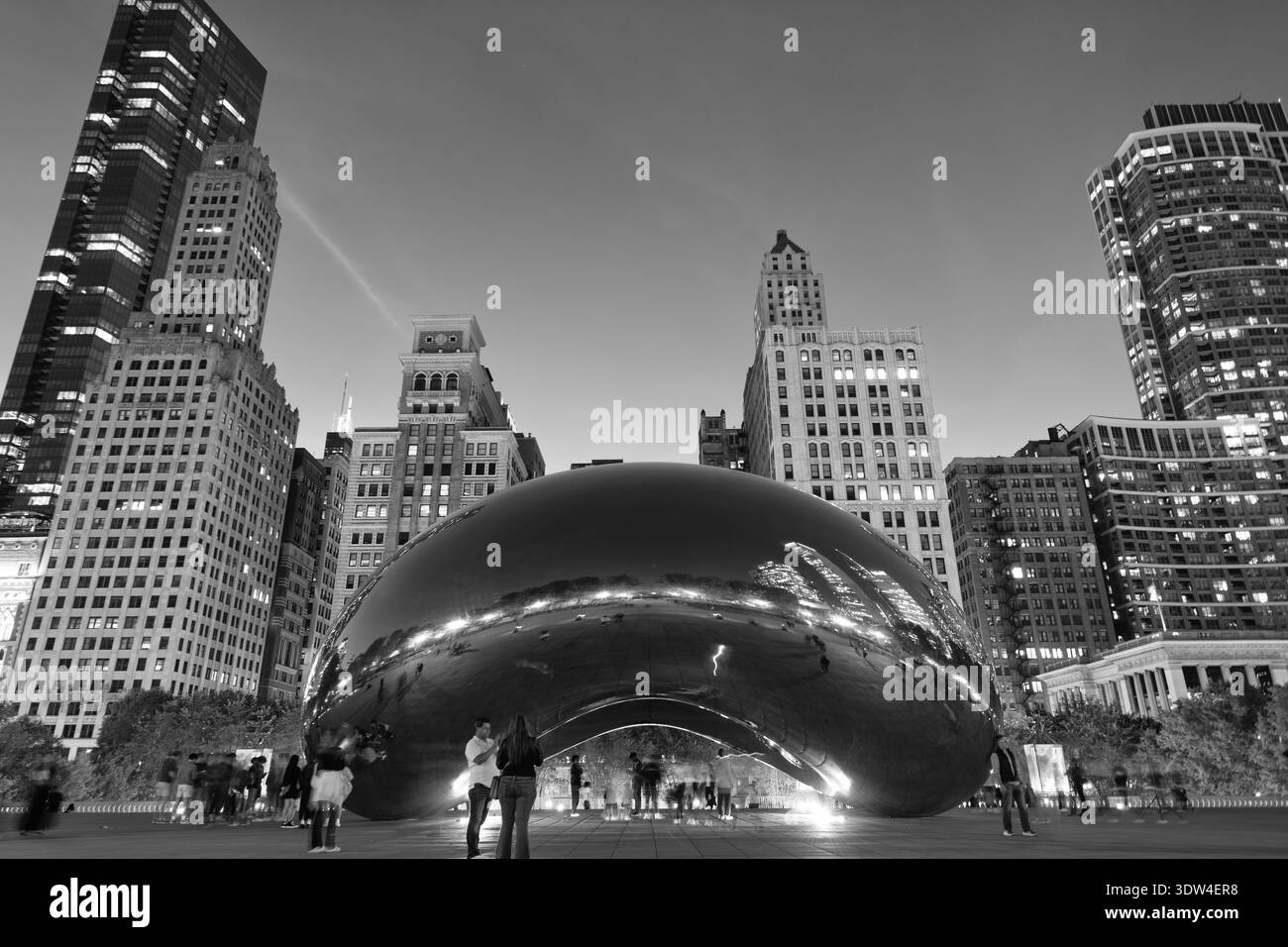 Chicago, Illinois, USA - 22 ottobre 2024: La scultura del fagiolo. Paesaggio urbano notturno. Chicago Millennium City Park. Gate cloud. Scultura del Millennium Park Foto Stock