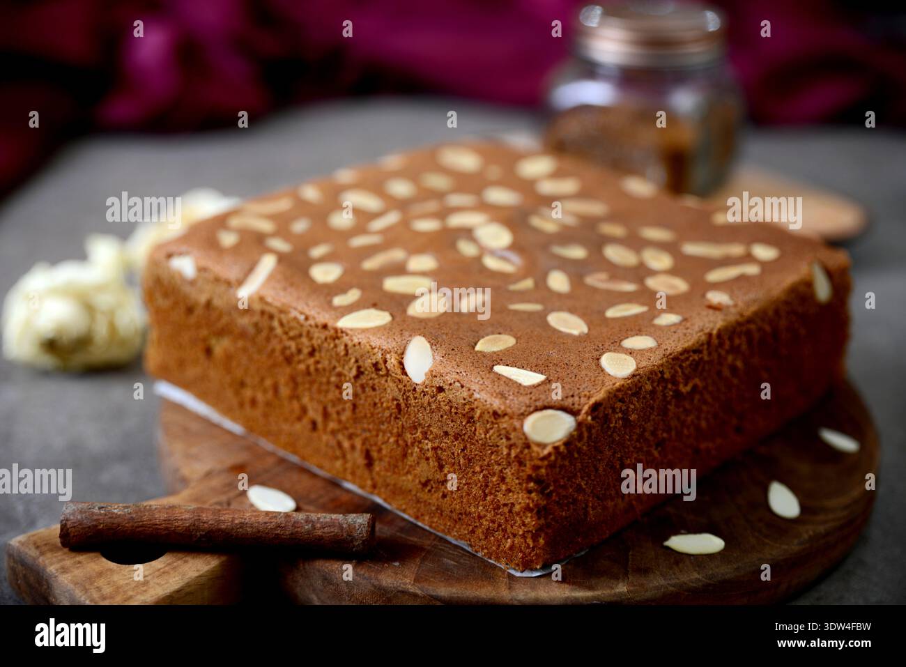Torta al cioccolato fatta in casa con mandorle su tavola di legno Foto Stock