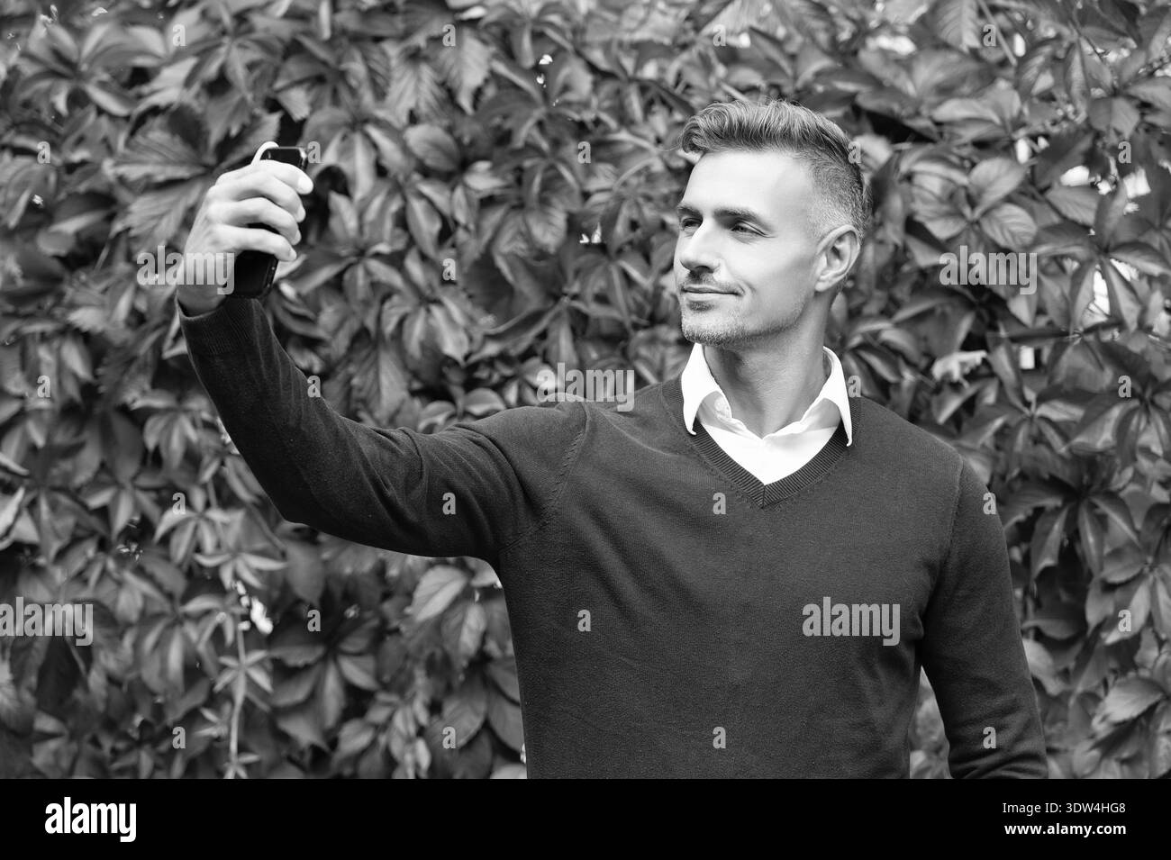 Videochiamata. Effettuare videochiamate di lavoro sullo smartphone. L'uomo fa selfie con il telefono. Successo aziendale. Tempo di selfie. Videochiamata in conferenza. Uomo d'affari Foto Stock