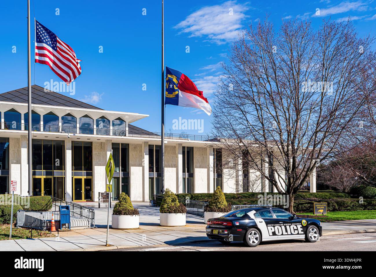 Esterno del North Carolina State legislative Building a Raleigh, North Carolina. Le bandiere americane e del North Carolina sventolano a metà del personale. Foto Stock