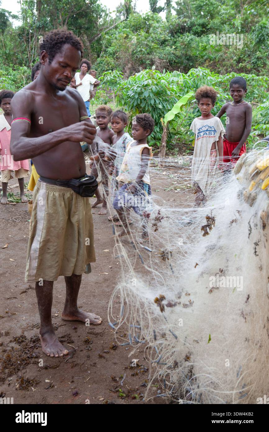 Agta Fisherman ripara la rete da pesca fuori casa del villaggio a Divilican, Isabela, Filippine, riflettendo il tradizionale sostentamento in comunità remote. Foto Stock