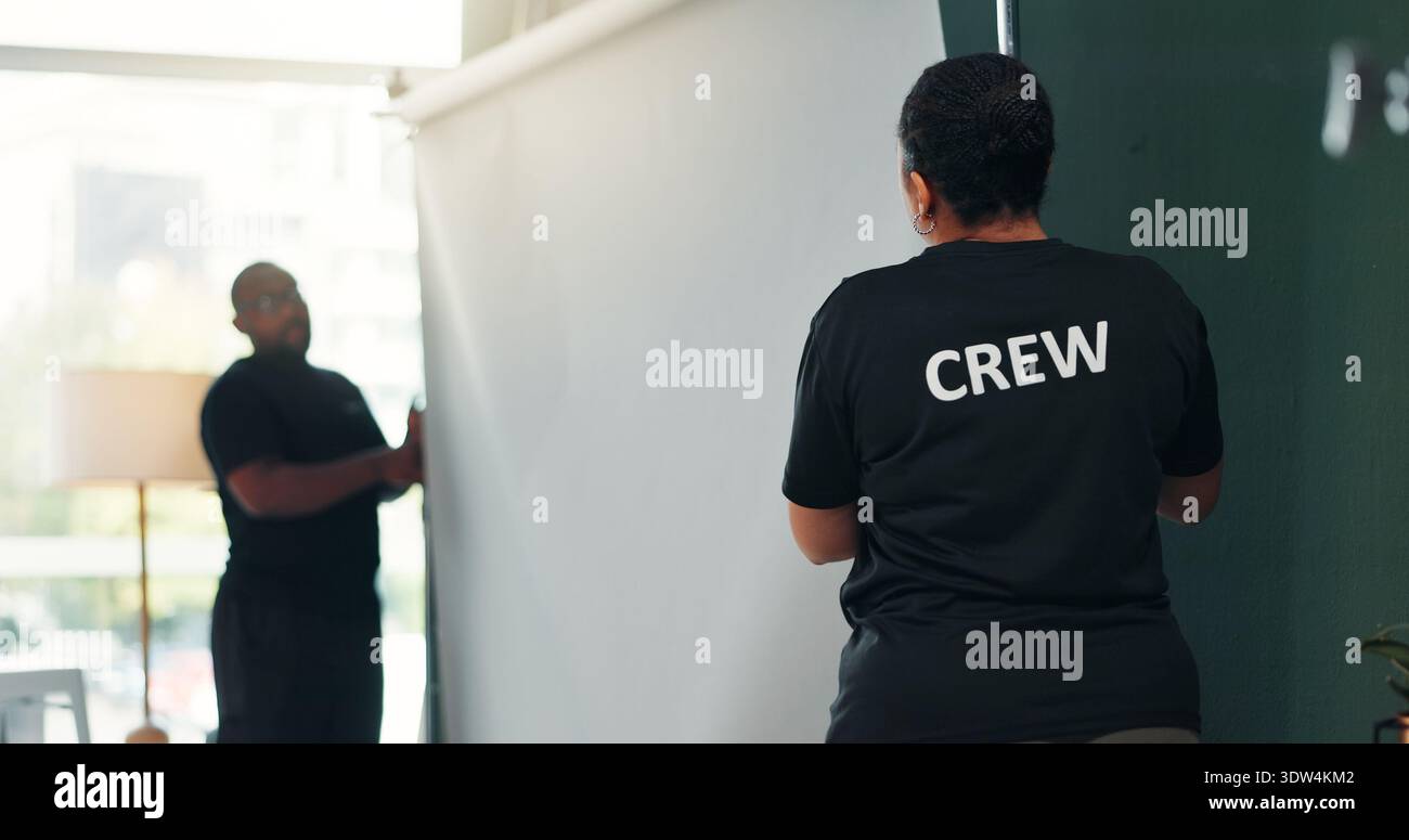 Sfondo, troupe e allestimenti con persone in studio cinematografico per il coordinamento creativo o la produzione di servizi fotografici. Mockup, fotografia e rotolamento con il team Foto Stock