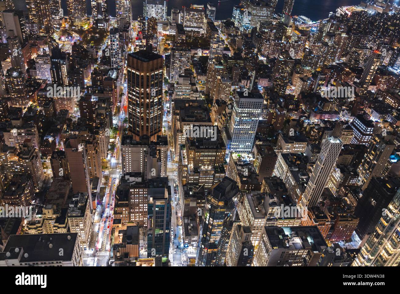 Vista aerea notturna delle strade di Manhattan e dei grattacieli illuminati con traffico intenso a New York City USA Foto Stock