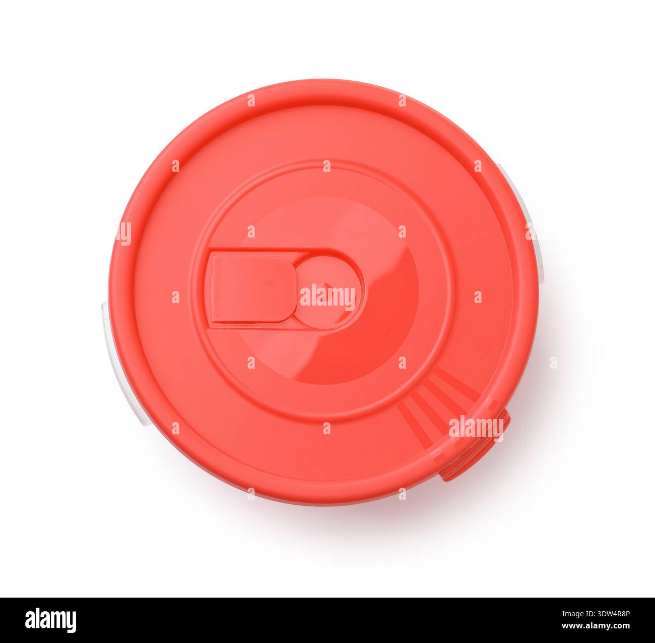Vista dall'alto del contenitore per alimenti rotondo riutilizzabile in plastica con coperchio rosso isolato su bianco Foto Stock