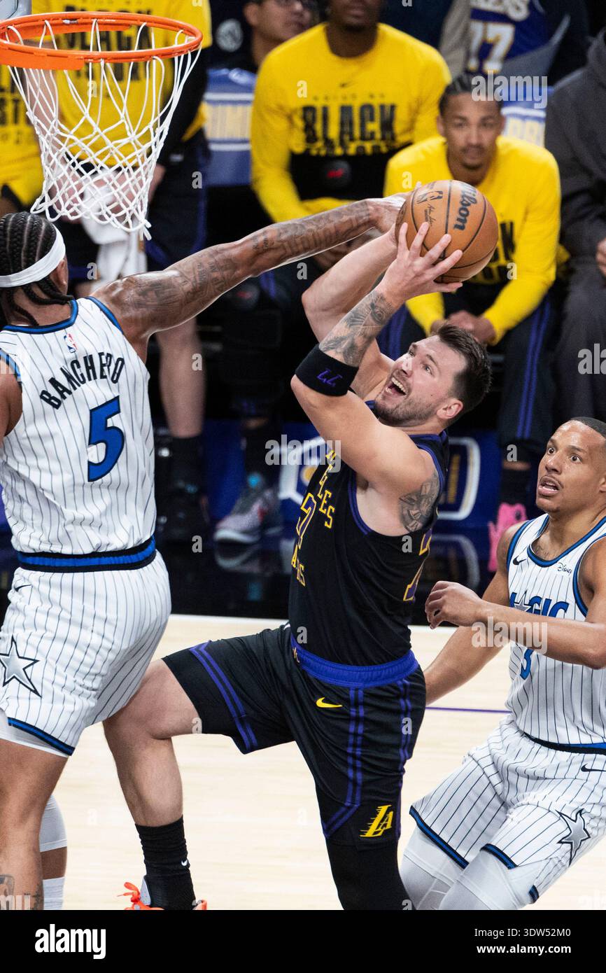 Los Angeles, Stati Uniti. 24 febbraio 2026. Luka Doncic (C) dei Los Angeles Lakers va al basket durante la partita di basket della stagione regolare 2025-2026 tra i Los Angeles Lakers e gli Orlando Magic a Los Angeles, Stati Uniti, 24 febbraio 2026. Crediti: Ringo Chiu/Xinhua/Alamy Live News Foto Stock