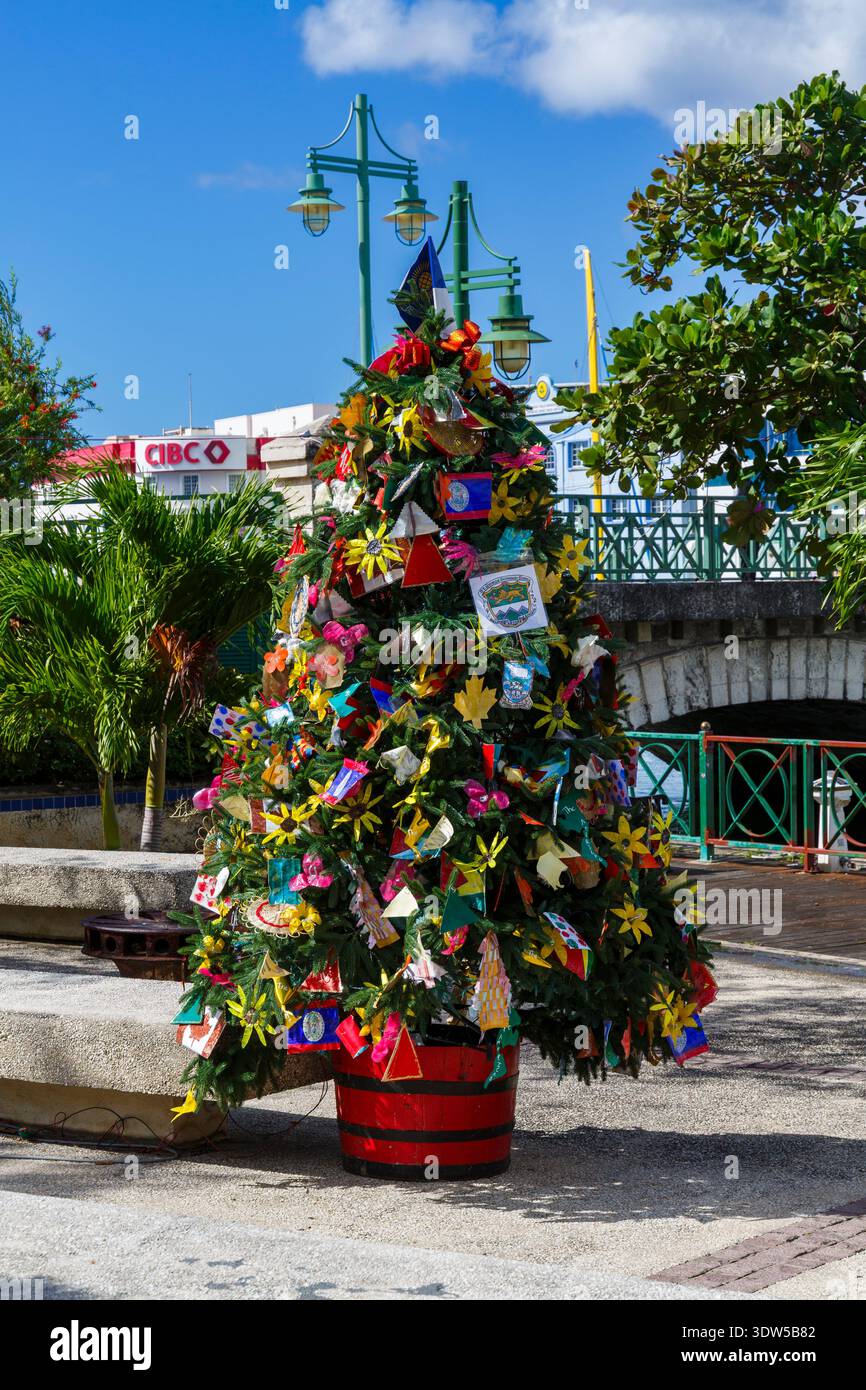 Albero di Natale decorato della scuola secondaria di St George in Independence Square a Bridgetown, Barbados, Isole dei Caraibi a dicembre Foto Stock