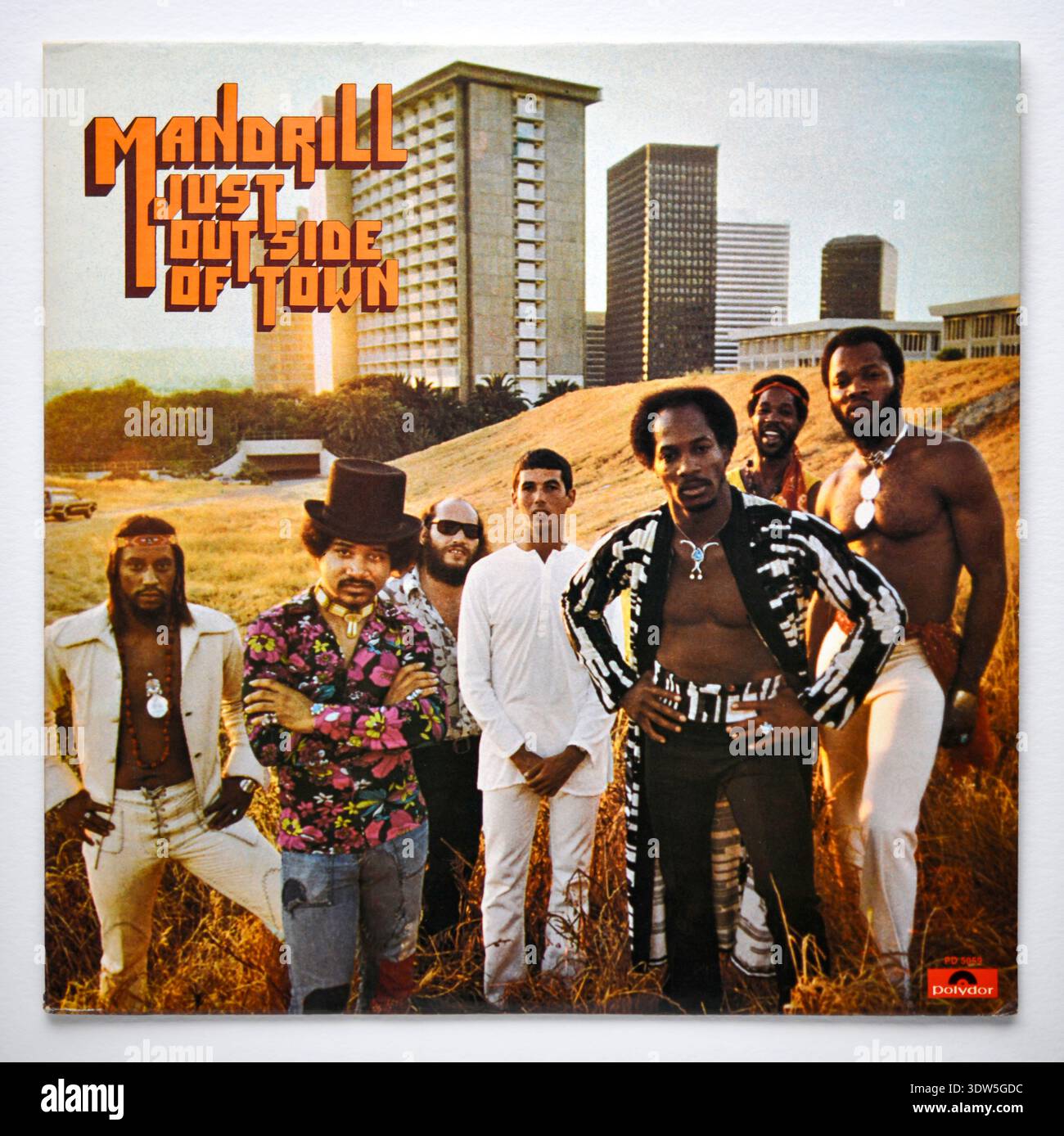 Copertina LP di Just Outside of Town, il quarto album del gruppo soul/funk Mandrill, pubblicato nel 1973. Foto Stock