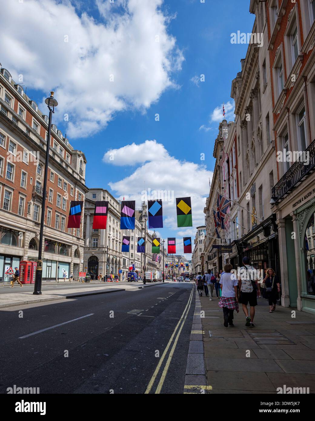 Londra - 07 08 2022: Turisti che camminano a Piccadilly Foto Stock