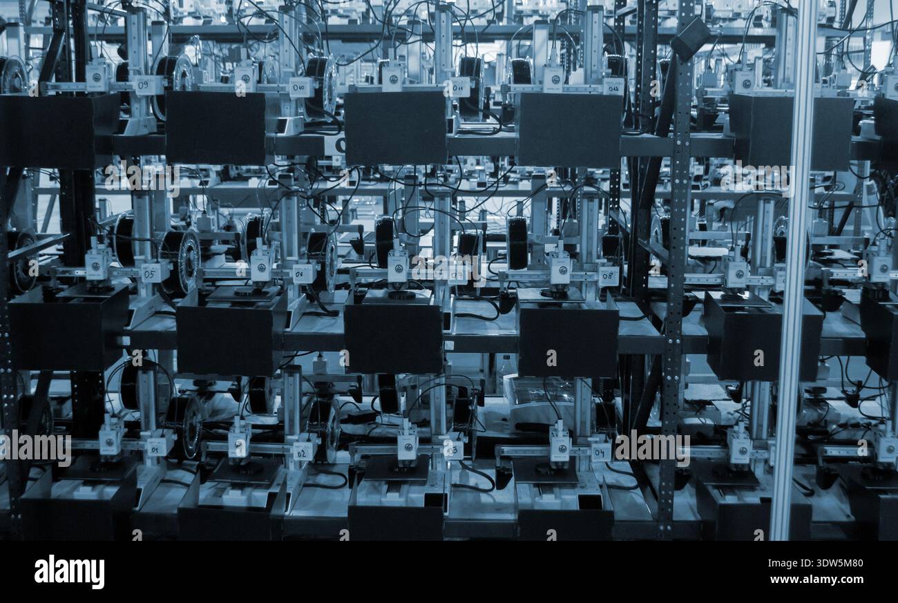 Molte stampanti 3D stampano un oggetto. Stampanti 3D che stampano contemporaneamente modelli da plastica fusa. Molte stampanti 3D creano forme da plastica fusa che fuoriesce dall'estrusore. Tecnologia di stampa 3D. Foto Stock